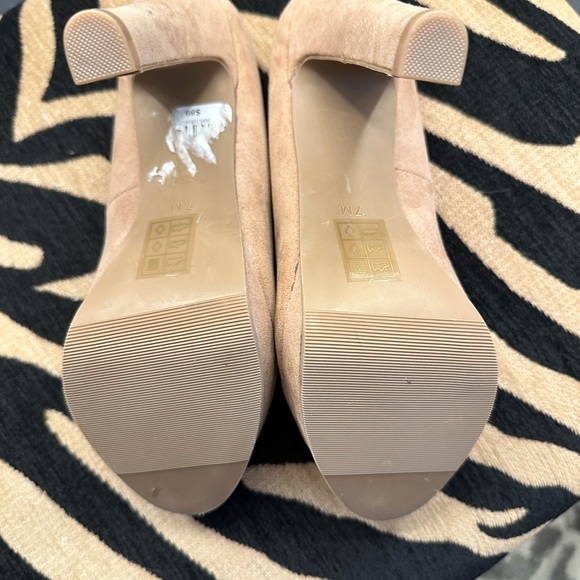 Size 7 Never worn Le Chateau heels. - Picture 5 of 7